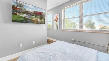 2 bedrooms, desk, iron/ironing board, WiFi