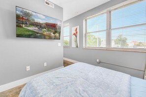 1 bedroom, desk, iron/ironing board, WiFi - The West End Flats (Roanoke)