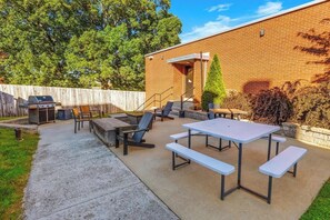 Outdoor dining - The West End Flats (Roanoke)