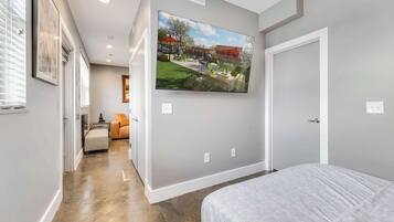 2 bedrooms, desk, iron/ironing board, WiFi