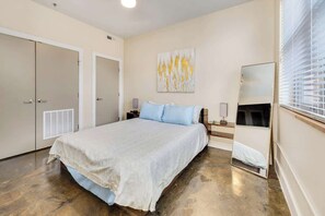 1 habitación, escritorio, tabla de planchar con plancha y wifi 