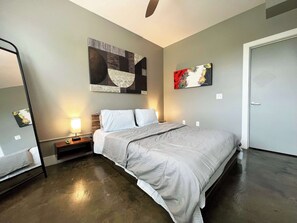 1 bedroom, desk, iron/ironing board, WiFi - The West End Flats (Roanoke)