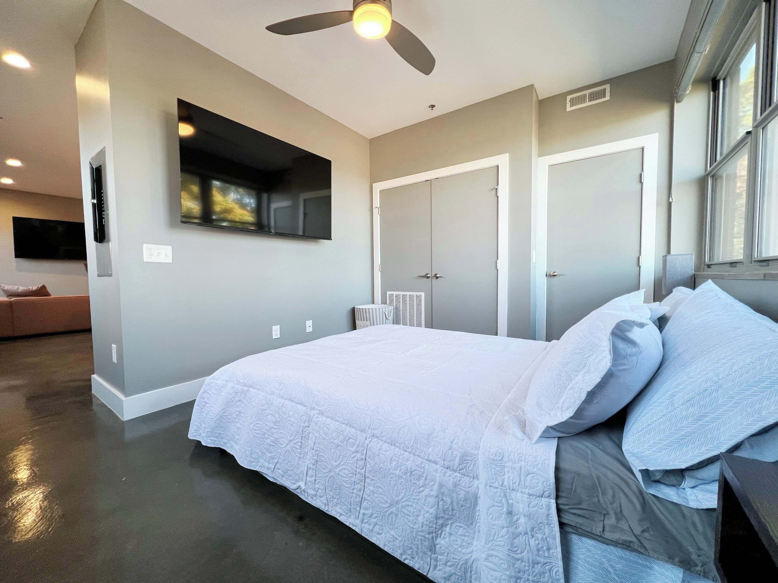 2 bedrooms, desk, iron/ironing board, WiFi
