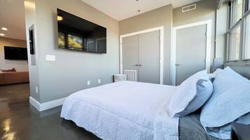 2 bedrooms, desk, iron/ironing board, WiFi
