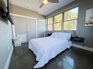 2 bedrooms, desk, iron/ironing board, WiFi
