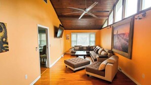 Living area - Private 5 Bedroom House Nestled in Heart of Town (Cave Spring)