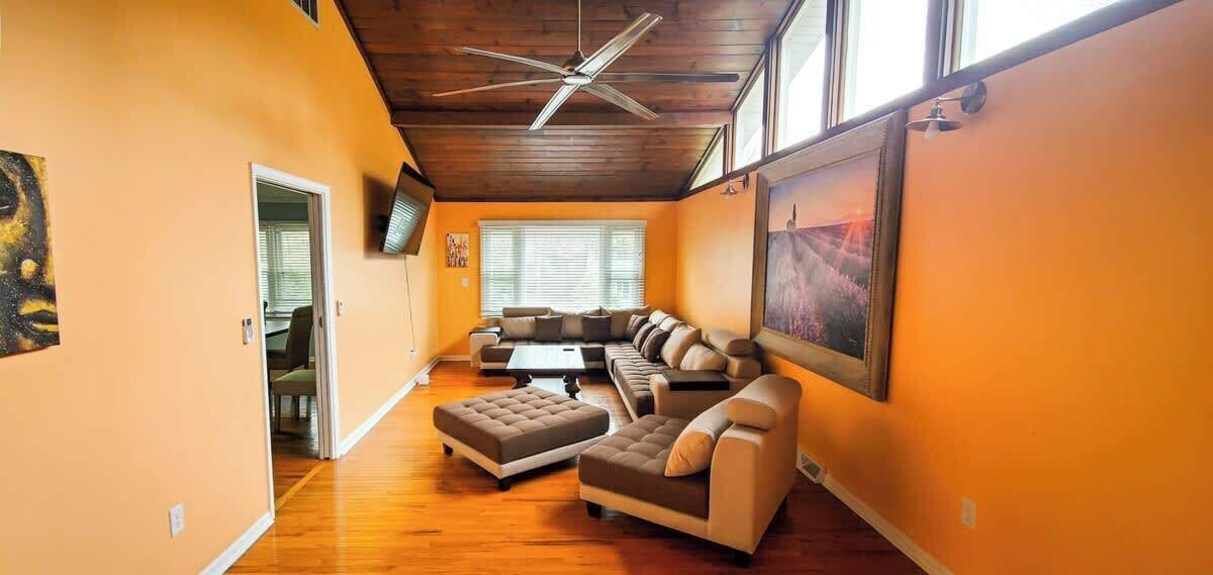 Private 5 Bedroom House Nestled In Heart Of Town - Roanoke, VA