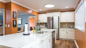 Private kitchen - Private 5 Bedroom House Nestled in Heart of Town (Cave Spring)