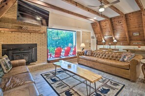 TV, fireplace, table tennis - Cozy A Frame, 15 Minutes to Asheville, Hot Tub, and Games! (Asheville)