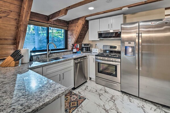 Fridge, microwave, oven, stovetop - Cozy A Frame, 15 Minutes to Asheville, Hot Tub, and Games! (Asheville)