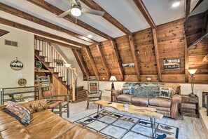 TV, fireplace, ping pong - Cozy A Frame, 15 Minutes to Asheville, Hot Tub, and Games! (Asheville)
