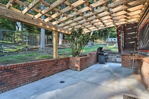 Terrace/patio - Cozy A Frame, 15 Minutes to Asheville, Hot Tub, and Games! (Asheville)