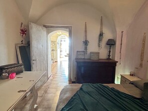 2 slaapkamers, een bureau, een strijkplank/strijkijzer, beddengoed