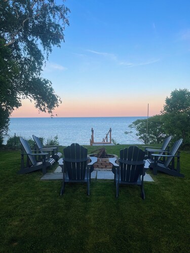 Peaceful, warm and cozy cottage retreat on Lake Erie with fireplace & fire pit