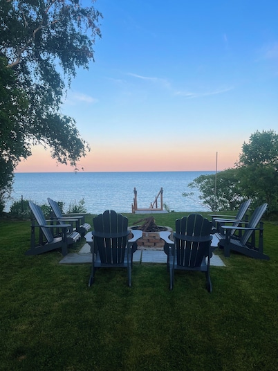 Peaceful, warm and cozy cottage retreat on Lake Erie with fireplace & fire pit