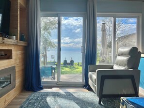 Una Smart TV, una chimenea, libros