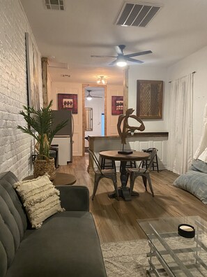 Smart TV, books - Charming 1-bedroom French Quarter Apt; In the Midst of ALL ATTRACTIONS (New Orleans)