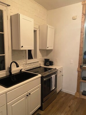 Cookware/dishes/utensils, spices - Charming 1-bedroom French Quarter Apt; In the Midst of ALL ATTRACTIONS (New Orleans)