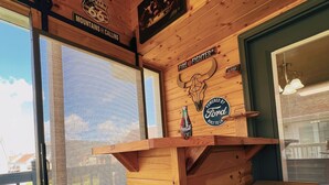 Puinen mökki, jossa on baaritiski ja sen yhteydessä kyltti, jossa on Route 66 -reitin tunnus, sekä varoituskyltti, jossa kielletään koirien pääsy alueelle.