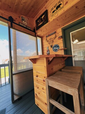 Outdoor dining - Two Cubs Cottage- 2 king beds, 2 fireplace, POOL, pet friendly, GREAT location! (Pigeon Forge)