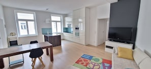 Living area - Moderne Altbauwohnung in Zentraler Hofruhelage! (Wien)