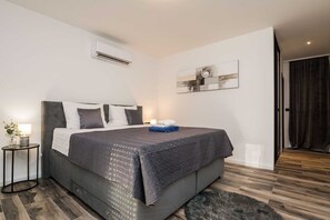 4 室のベッドルーム、アイロン / アイロン台、WiFi (無料)、ベッドシーツ