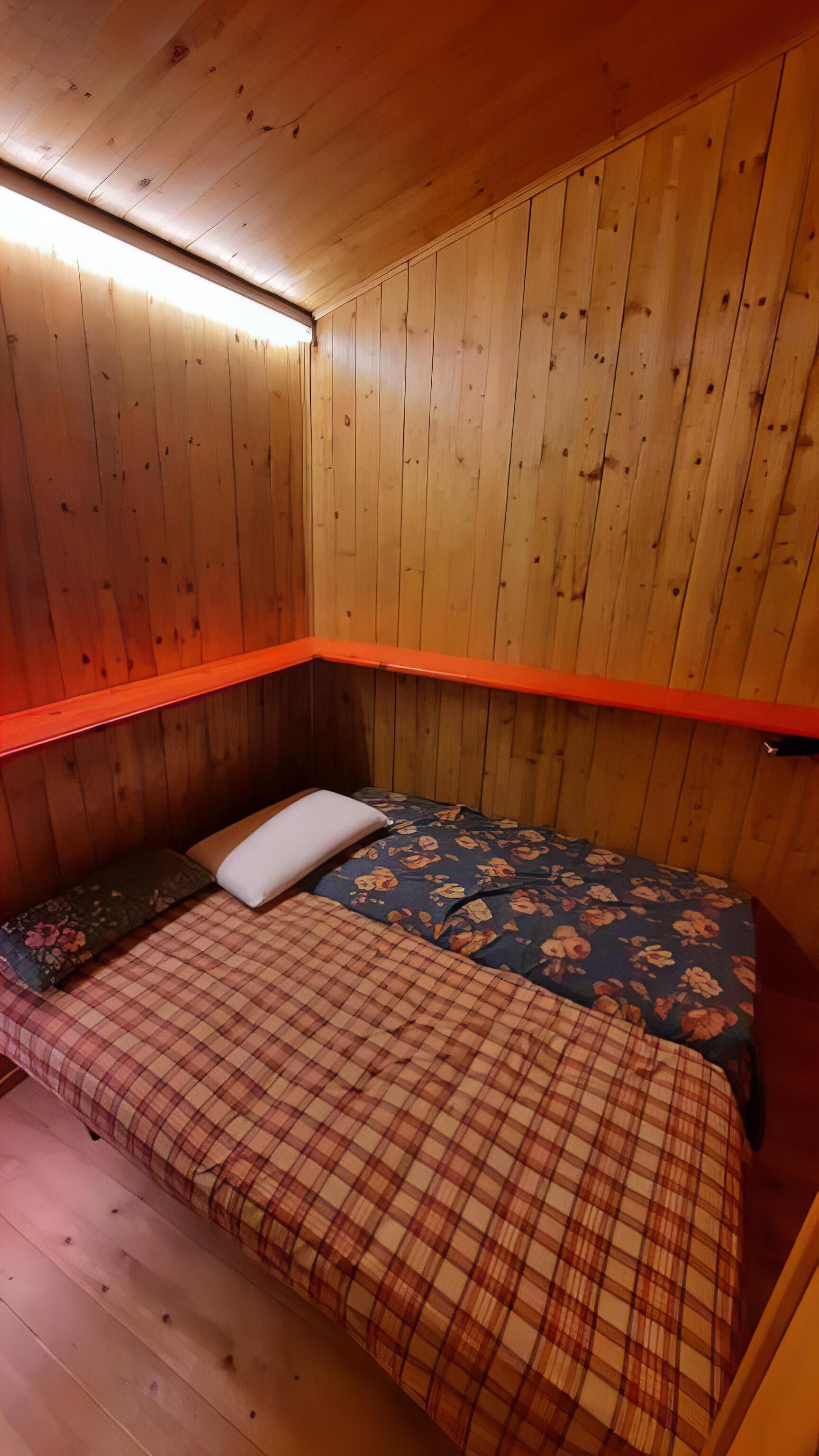 2 bedrooms, travel cot, free WiFi, bed sheets