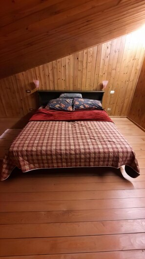 2 bedrooms, travel cot, free WiFi, bed sheets
