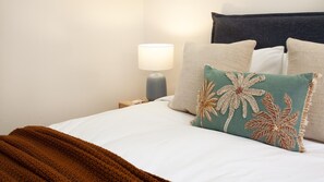 3 habitaciones, escritorio y tabla de planchar con plancha 
