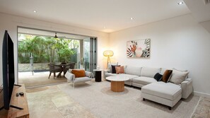 Smart TV, fireplace - Wylie's House Coogee I90 (Coogee)