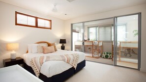 3 habitaciones, escritorio y tabla de planchar con plancha 