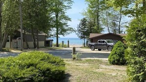 Un terrain de camping avec des emplacements pour camping-cars, une vue sur la plage et un ciel dégagé.
