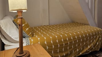 2 bedrooms, travel crib, free WiFi, bed sheets