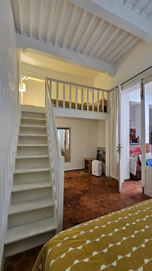 2 dormitorios, cuna de viaje, wifi gratis y ropa de cama