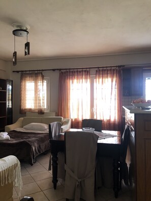 2 chambres, fer et planche à repasser, Wi-Fi, draps fournis