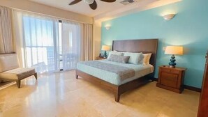 Une chambre d’hôtel avec un grand lit, une chaise, une table de chevet et une vue sur l’extérieur.