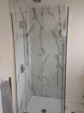 Dusche, Haartrockner, Handtücher, Seife