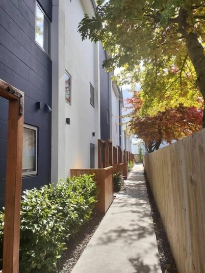 Stylish Townhouse in CBD | 10 Min Walk to One NZ Stadium