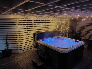 Indoor spa tub - Beautiful house near everything! (Christchurch)