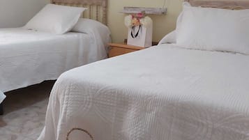 3 Schlafzimmer, Schreibtisch, Bügeleisen/Bügelbrett, Reisekinderbett