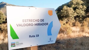 Señalización de 'Estrecho de Valdoro-Mirador' en la Ruta 19, indicando un área de parque natural.