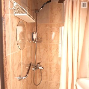 Dusche, umweltfreundliche Kosmetikartikel, Haartrockner, Bidet