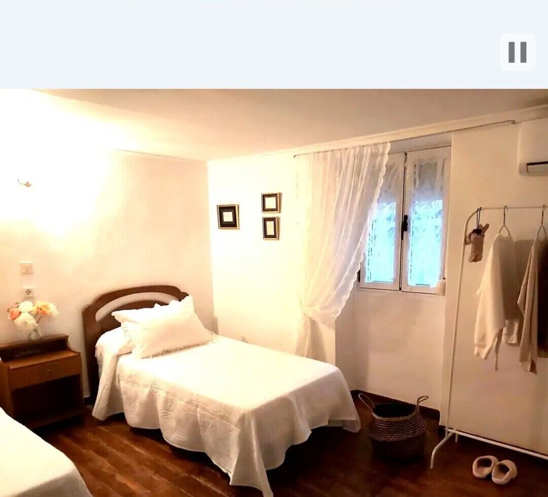 3 slaapkamers, een bureau, een strijkplank/strijkijzer, reisbedje