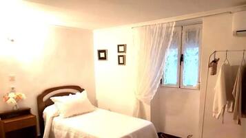 3 bedrooms, desk, iron/ironing board, travel crib