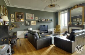 Televisie en een open haard