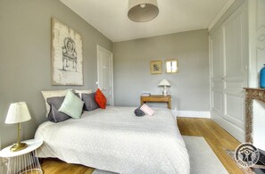 4 slaapkamers, een strijkplank/strijkijzer, reisbedje, gratis wifi