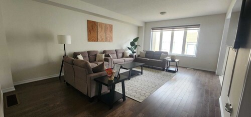 Spacious Retreat Near Majestic Niagara Falls! Close to All Major Amenities!