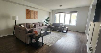 Spacious Retreat Near Majestic Niagara Falls! Close to All Major Amenities!