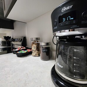 Coffee and/or coffee maker - Spacious Retreat Near Majestic Niagara Falls! Close to All Major Amenities! (Thorold)