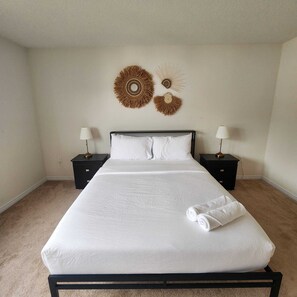 4 bedrooms, WiFi, bed sheets - Spacious Retreat Near Majestic Niagara Falls! Close to All Major Amenities! (Thorold)